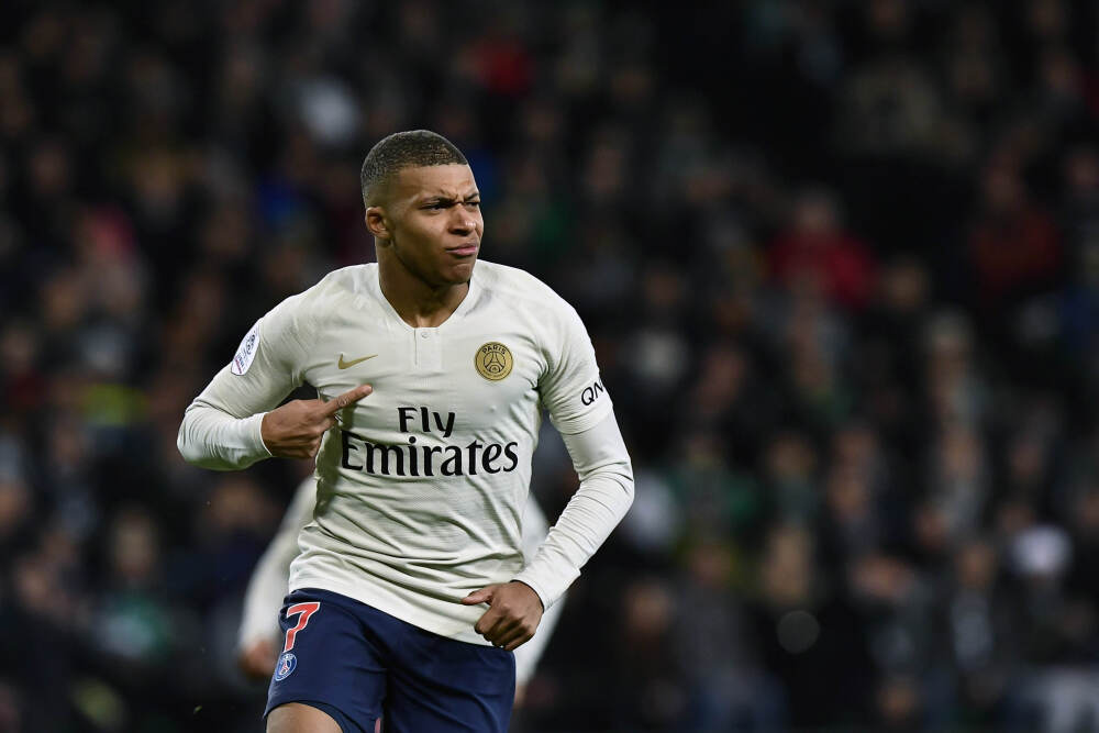 众多球星晒手势为U23国足加油